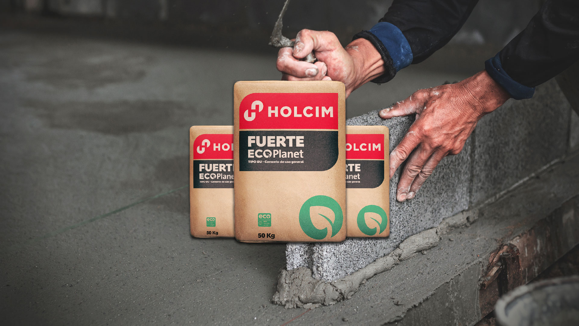 Sacos apilados de Cemento Holcim Fuerte ECOPlanet 50kg listos para descarga en obra